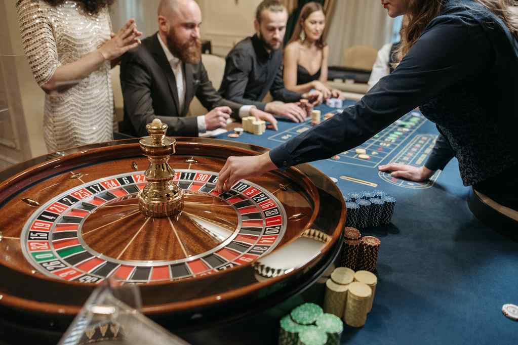 Comment les croupiers en direct ont transformé les casinos en ligne